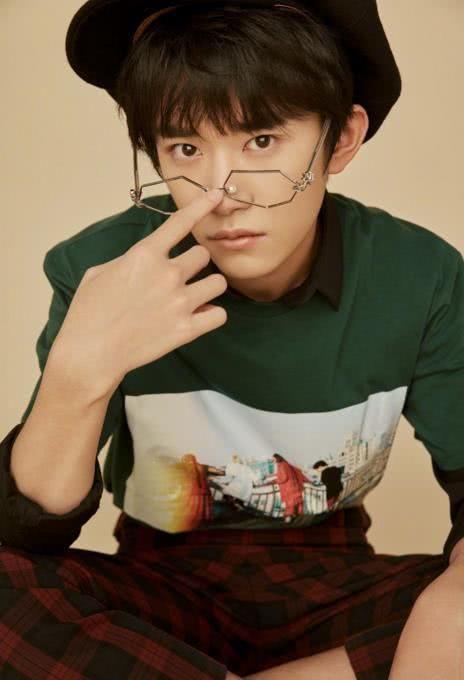 娱乐圈爆料圆脸小花哥哥,圆脸小花与神秘哥哥的甜蜜互动，揭秘背后故事